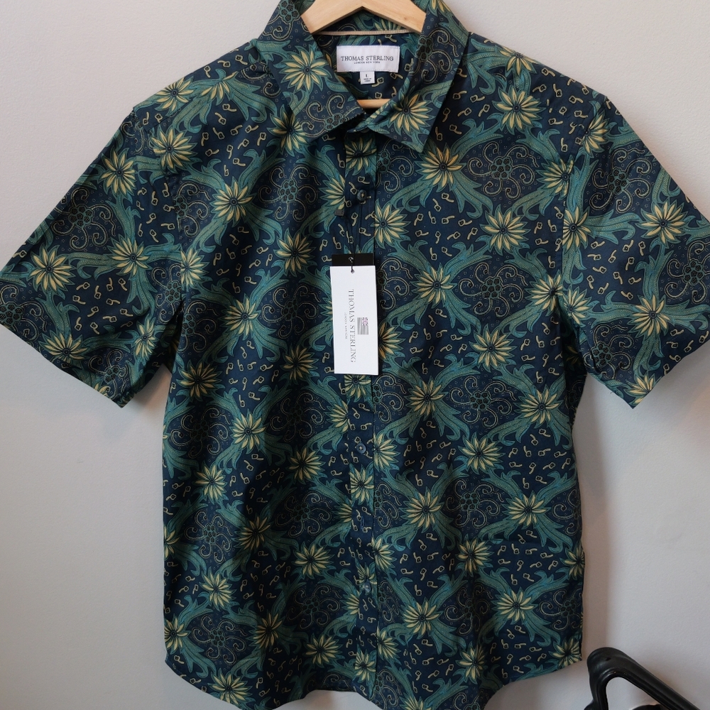 NWT Men's Floral Patterned Button Down Shirt